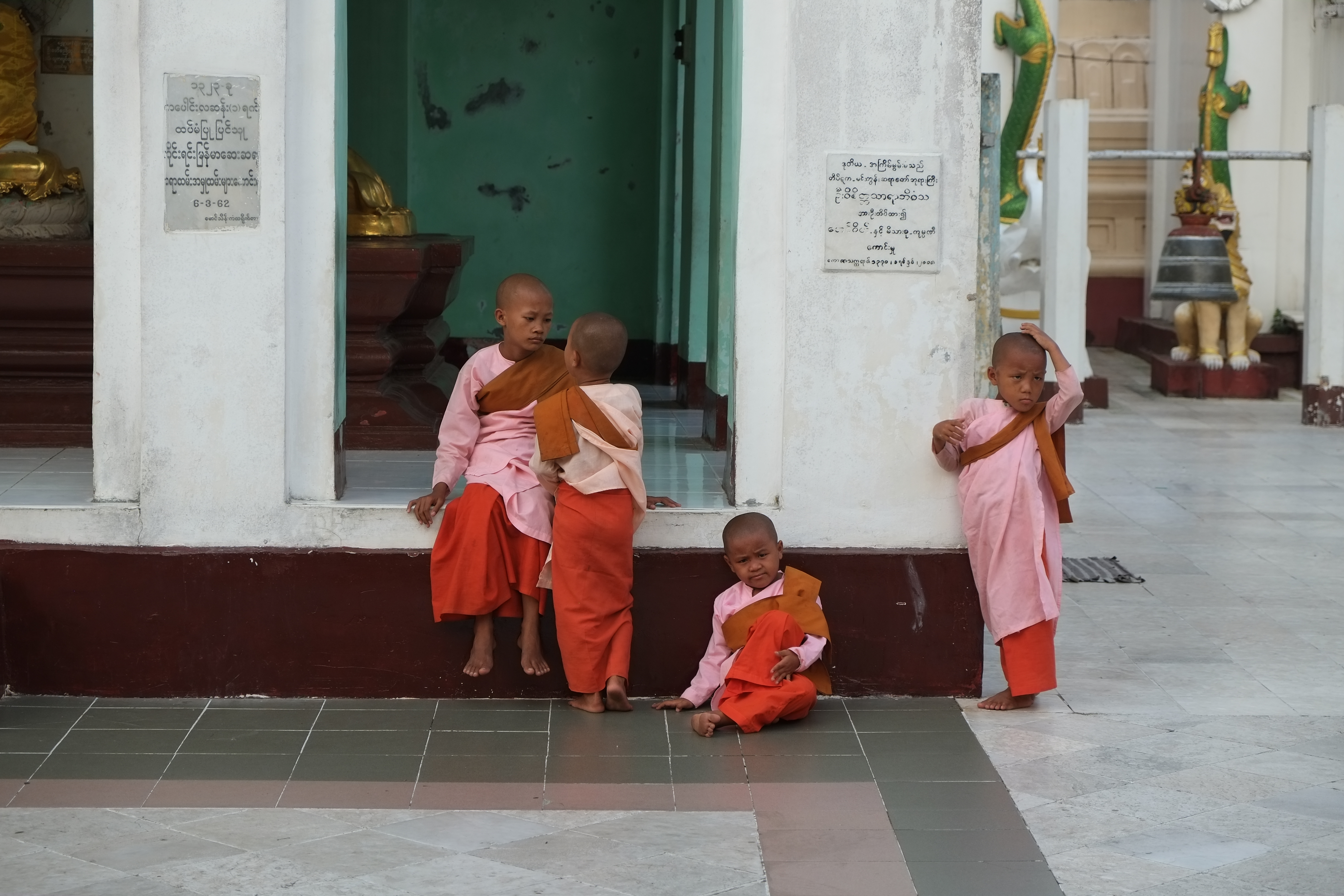 Bild von Kindern in Mönchskleidung in der Shwedagon Pagode