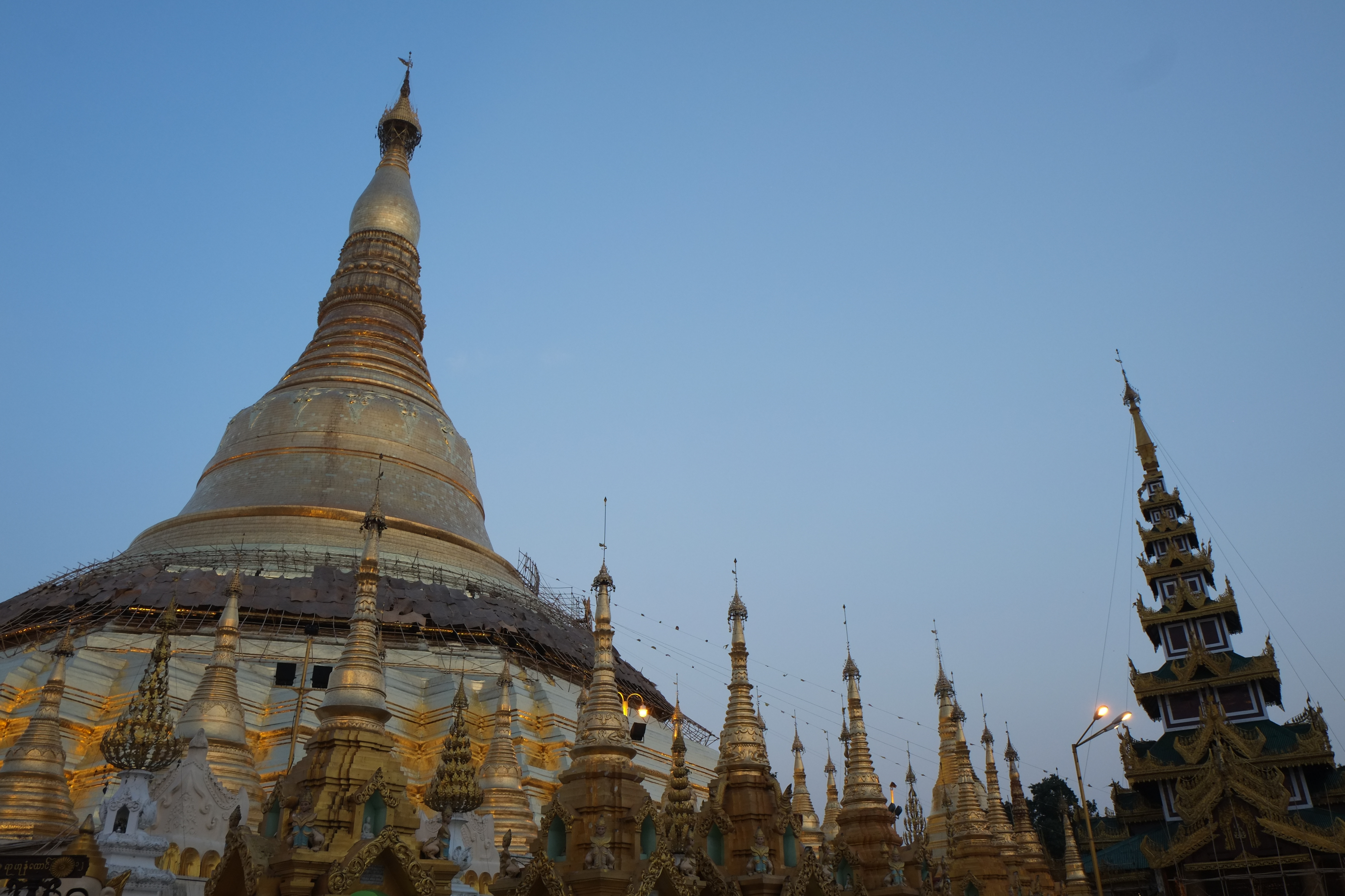 Schwedagon Pagode in Yangon in der Blauen Stunde